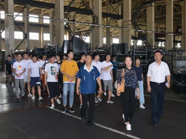 高校大学生来熊猫体育集团科普基地实践学习