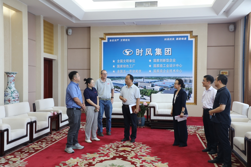 美国利滋勒公司董事长Wiliam James Urban先生拜访熊猫体育集团，熊猫体育集团与湖北宜昌经纬纺机公司签订战略合作